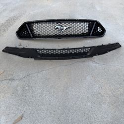 Oem 2022 Mustang gt upper/lower grill
