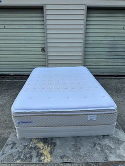 Queen Sealy Pillowtop mattress & Boxspring (Delivery available!)