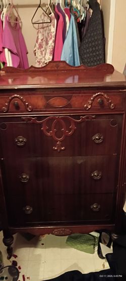 Matching Thomasville chair chester drawers and trifold vanity table depression era 1920 & 30's