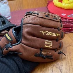 Kids 10 Inch Mizuno Glove  Great Condition  Sure fit Foam