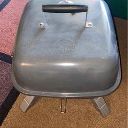Pampered Chef Indoor/outdoor Grill  Only Used  One Time  Been In Storage 