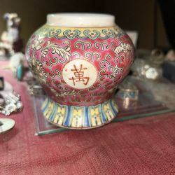 CHINES VASE ,WITH LOVELY DECORATION ,IN GOOD CONDITION .HAND PAINTED.10 CM
