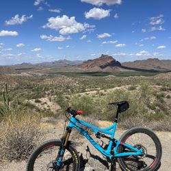 Pivot - Mach 6 27.5” Wheels Carbon Full Suspension / Large Frame 
