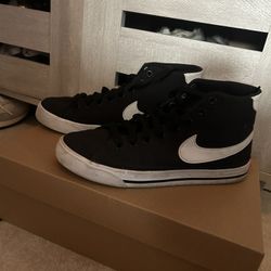 Women’s Nike Court Size 7
