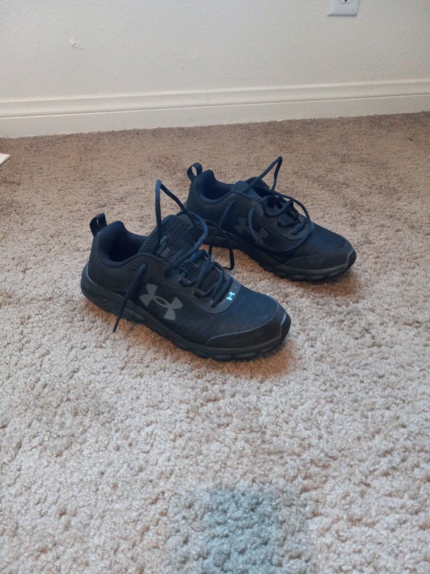 Woman's Under Armor 8 And 1/2