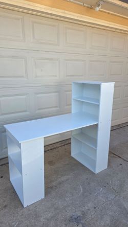 Nail desk