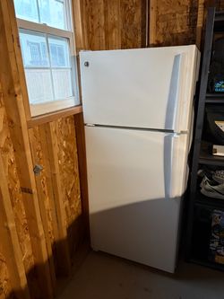 GE Top-Freezer Refrigerator White