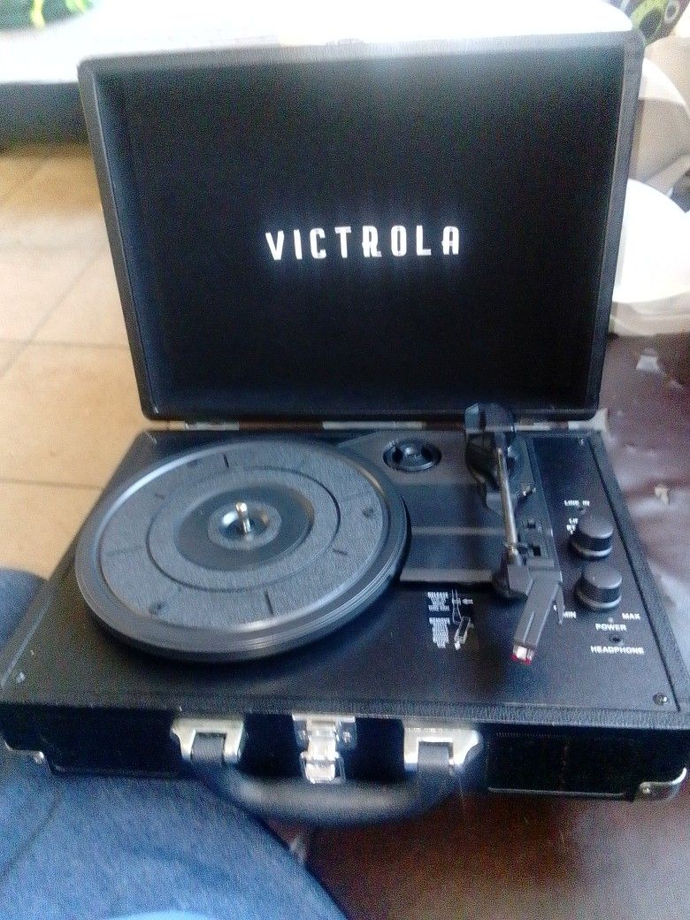 VICTROLA RECORD PLAYER WITH RECORDS CASE