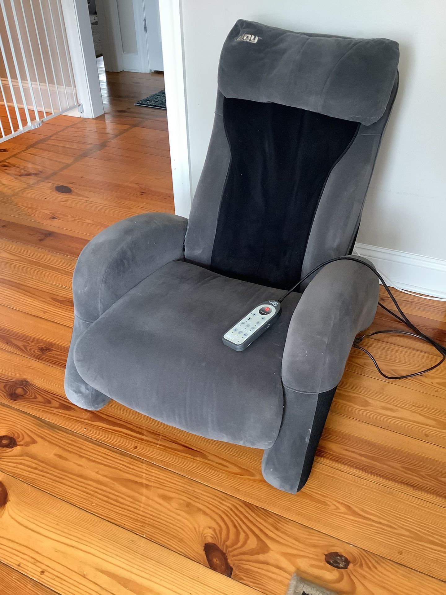 iJoy Massage Chair - Reclines - As Is - Rollers Work But Makes Noise