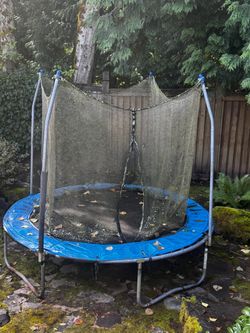 8’ Round Trampoline blue