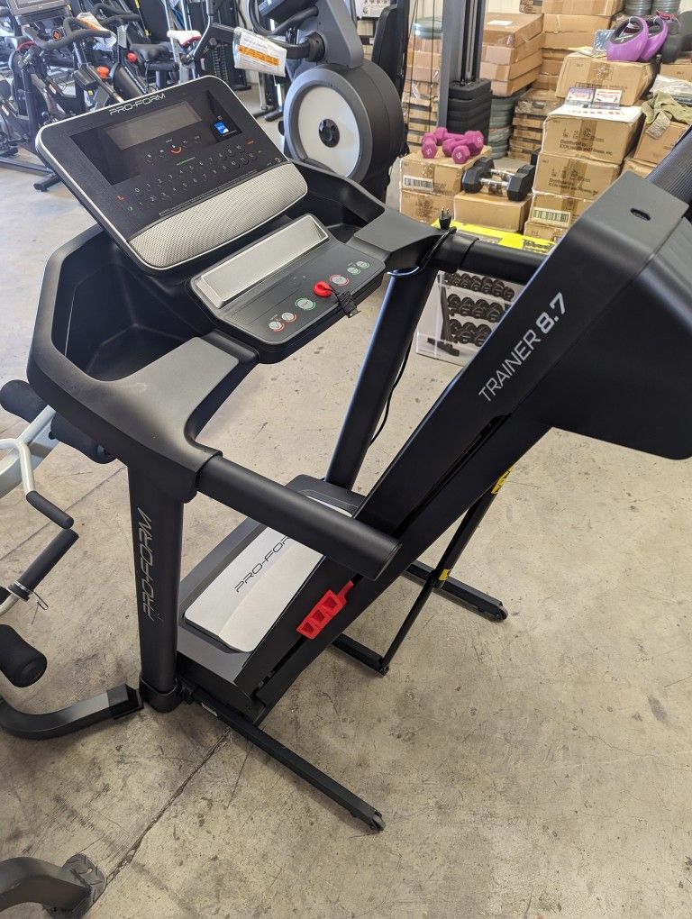 Treadmill. Proform 8.7 ** Brand New ** for Sale in Rancho Cucamonga, CA