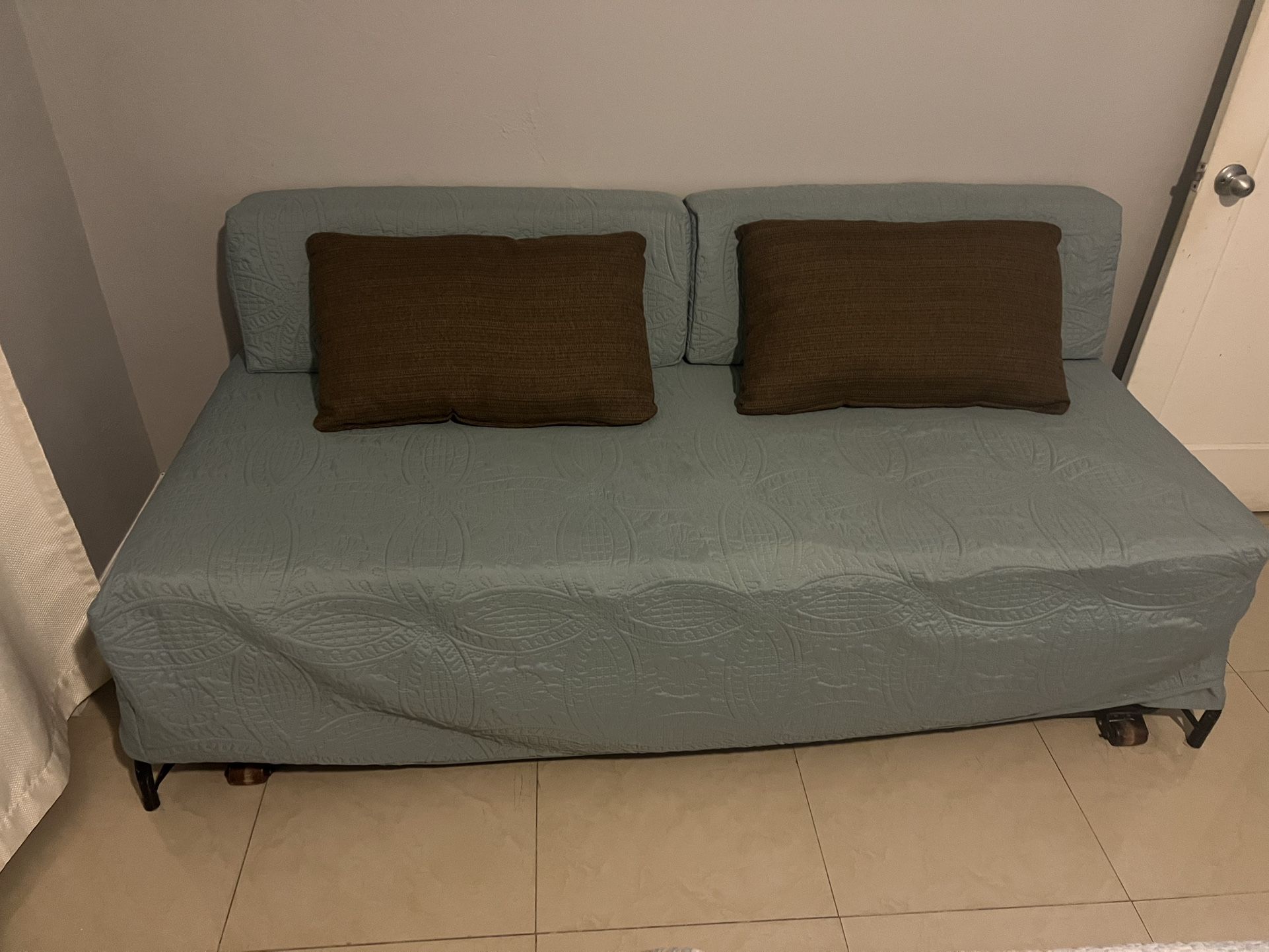 Sofa Bed in Excellent Condition/ Sofa Cama En Muy Buenas Condiciones.