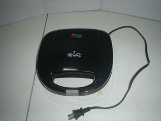 Rival 2 Slice Waffle Maker S6136W Black Great condition! Tested And Working