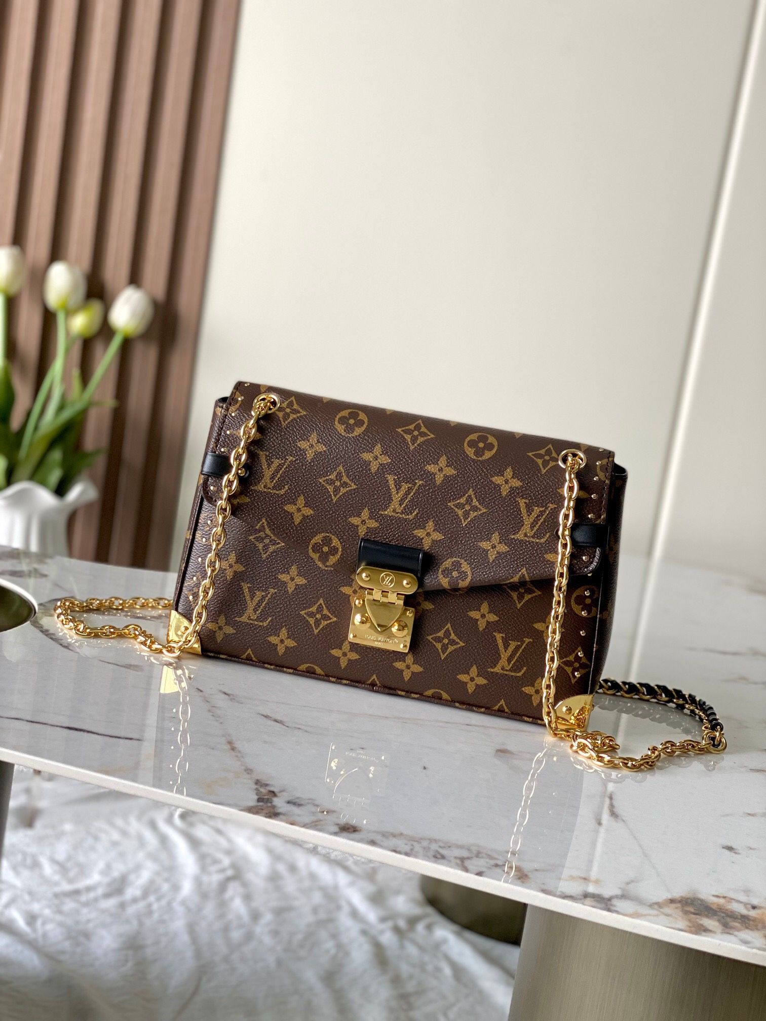 Classic and fashionable shoulder bag
