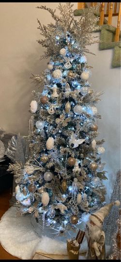 7ft flocked tree, lights don’t work .