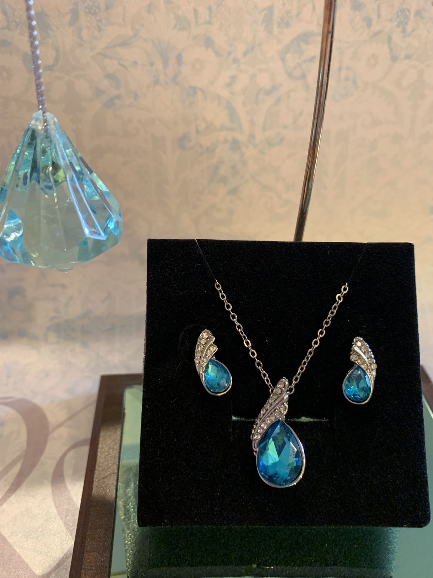 Exquisite Lake Blue Necklace & Earrings