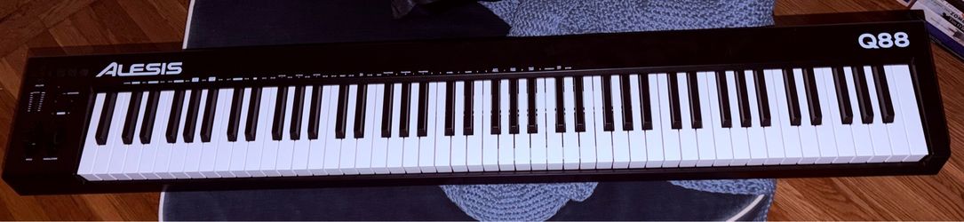 Alesis Q88 midi keyboard