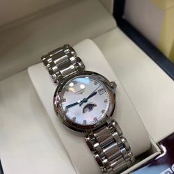 A classic versatile mechanical watch