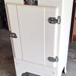 1935 FRIGIDAIRE REFRIGERATOR 