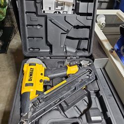“DeWalt 16 Gauge Finish Nailer w/ Case – Trim Nail Gun D51257K”