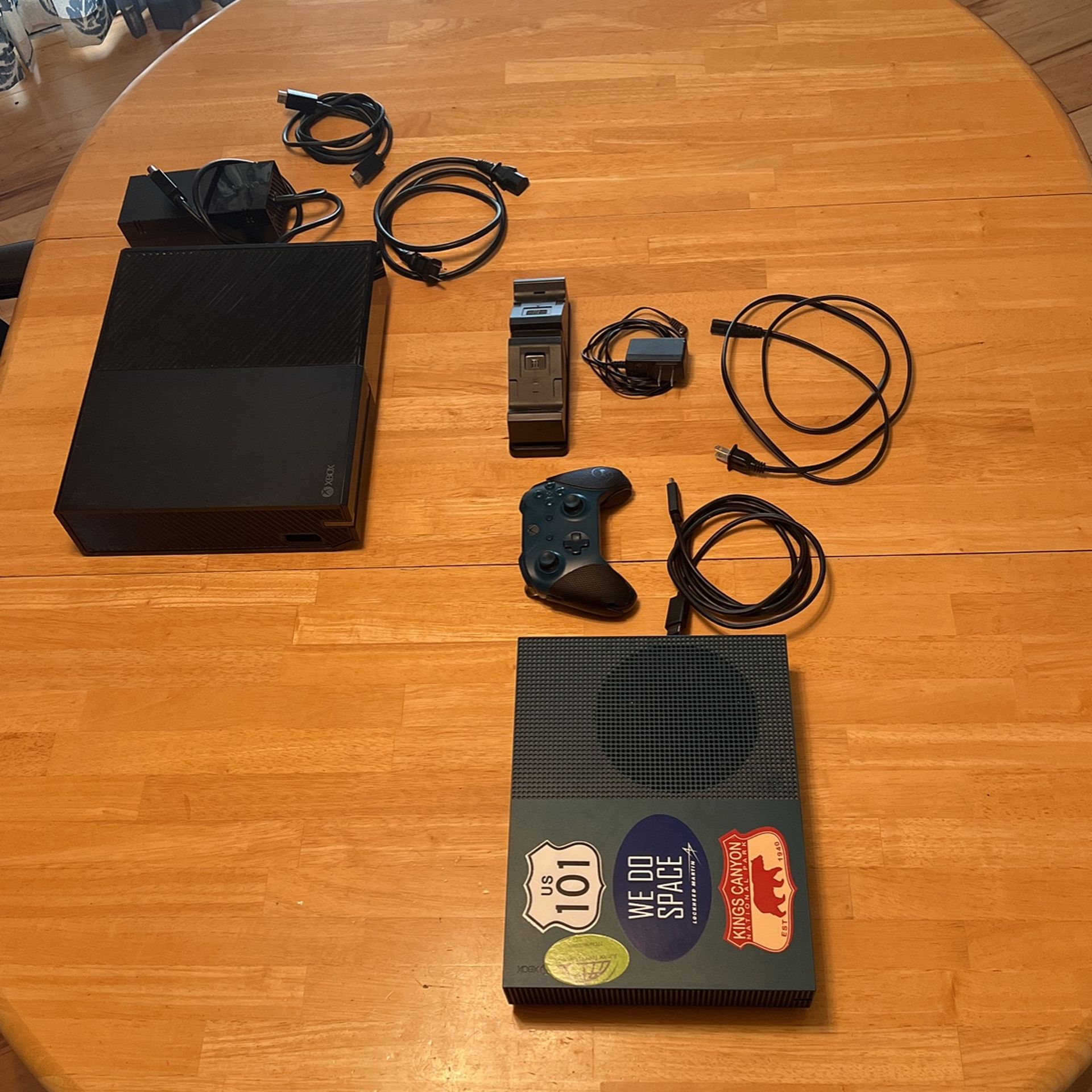 Xbox One Console Bundle (All Cables Included) for Sale in Sanger, CA