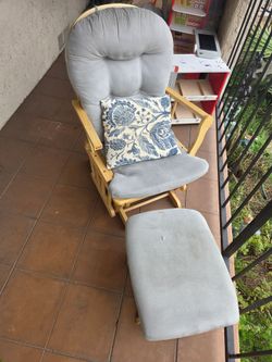 NEED GONE TODAY!!!! Rocking chair with foot rest