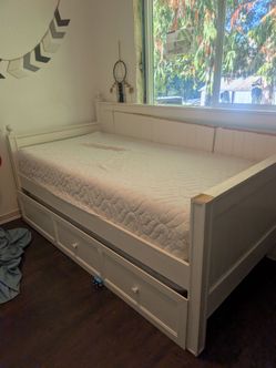 White wood  trundle bed