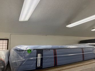 KING SIZE SEALY POSTUREPEDIC PRO (MEDIUM) MATTRESS & BOX SPRINGS BED SET