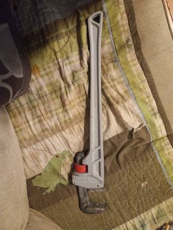 Husky 24" Aluminium Pipe Wrench