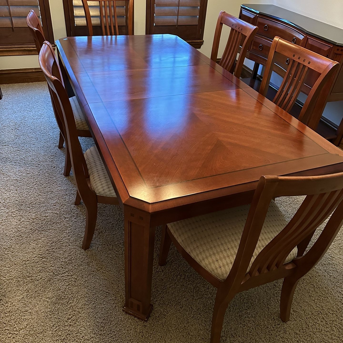 Dining Room Table & Chairs 