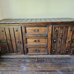 Beautiful wood dresser / buffet