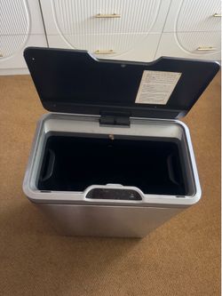 Automatic trash can