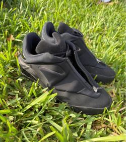 Black Low-Top Basketball Shoes