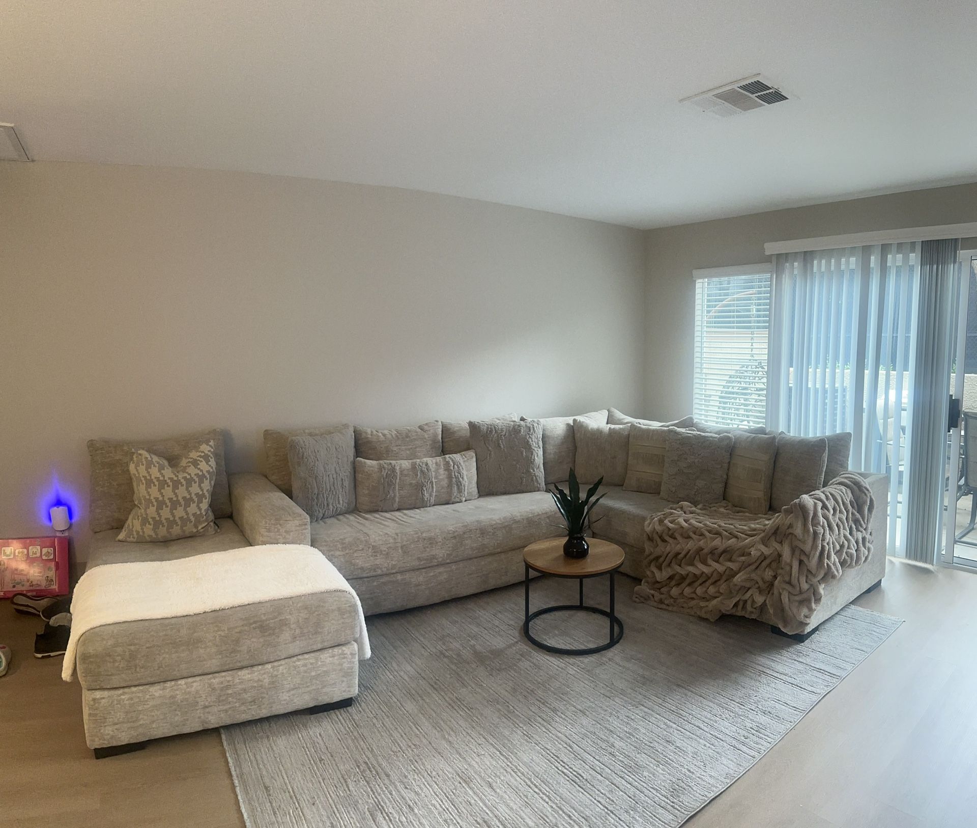 Beautiful Beige Sectional Sofa – Excellent Condition
