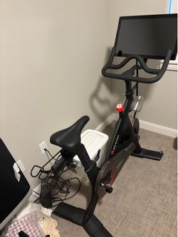 Peloton with screen and spd clips