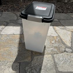 30 lbs Pet Food Bin with Attachable Wheels - NEW 