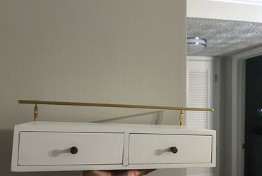 2 floating shelves