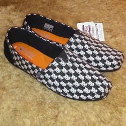 🆕 With Tags Women's SIZE 9.5 Bob's Skechers! Dogs 🐕