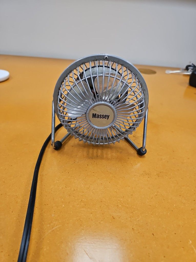 Personal Desk Fan (Metal) for Sale in Gardena, CA OfferUp