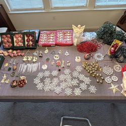 Christmas Tree Ornaments and Decorations, lot of 200+, good to new condition, 25 snow flake, 4 handmade woven, 6 handmade tassle, 18 icicle, 12 heart,