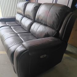 LEATHER RECLINER POWER ELECTRIC ALMOST NEW ! $425