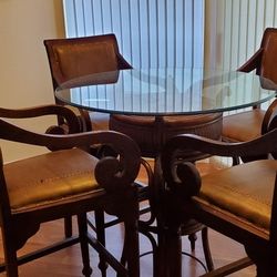 Table and Chairs/Bar Stools