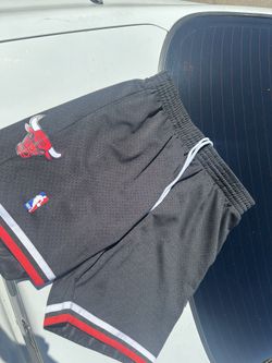 Mitchell & Ness - Chicago Bulls Mens NBA Alternate Swingman 97-98 Shorts
