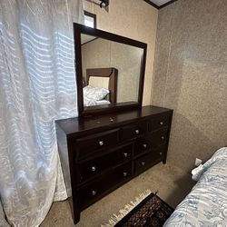Dresser With Mirror 