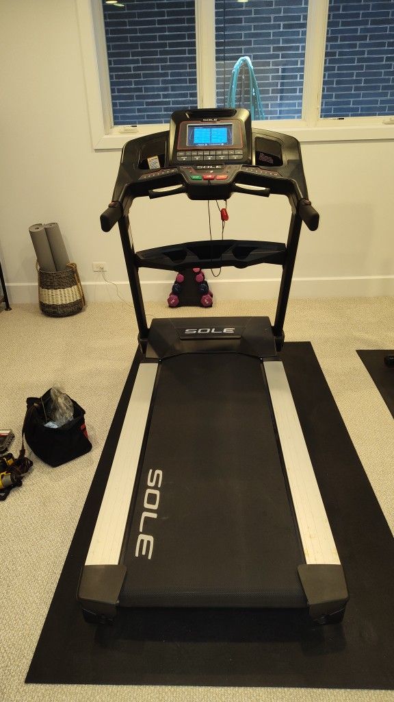 SOLE TT8 TREADMILL ( LIKE NEW & DELIVERY AVAILABLE TODAY)