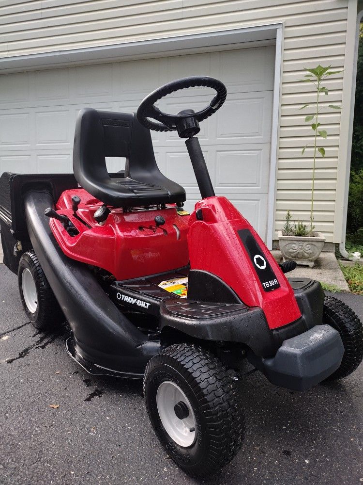2018 TROY BILT RIDING MOWER WITH DOUBLE BAGGER**SUPER CLEAN