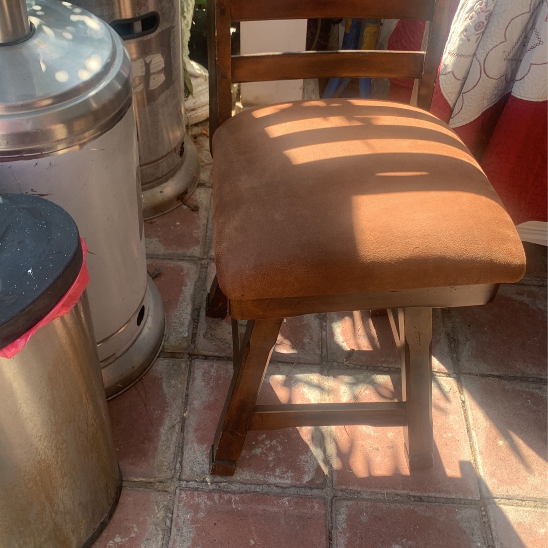 Bar STOL Gira Y Es De Buena Madera 