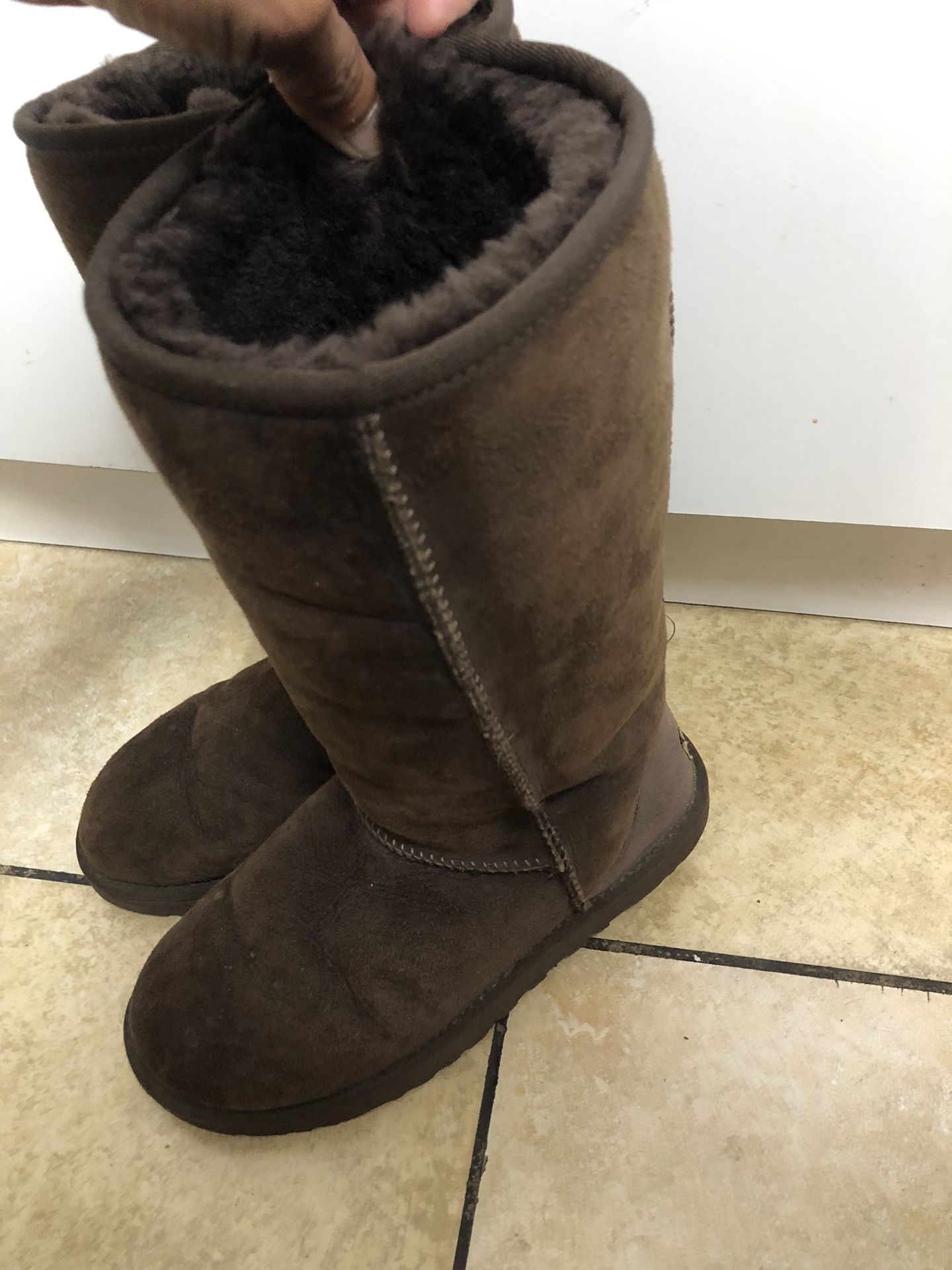 UGG .size7 Good Condition Clean,