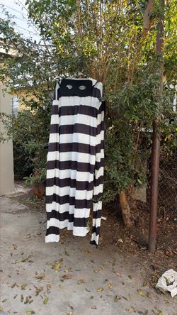 disfraz de ladrón o prisionero (estilo clásico de rayas negras y blancas con antifaz negro), comúnmente utilizado para Halloween o