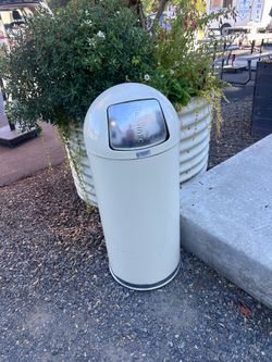 Quality Stainless Garbage Can. Indoor or Outdoor!